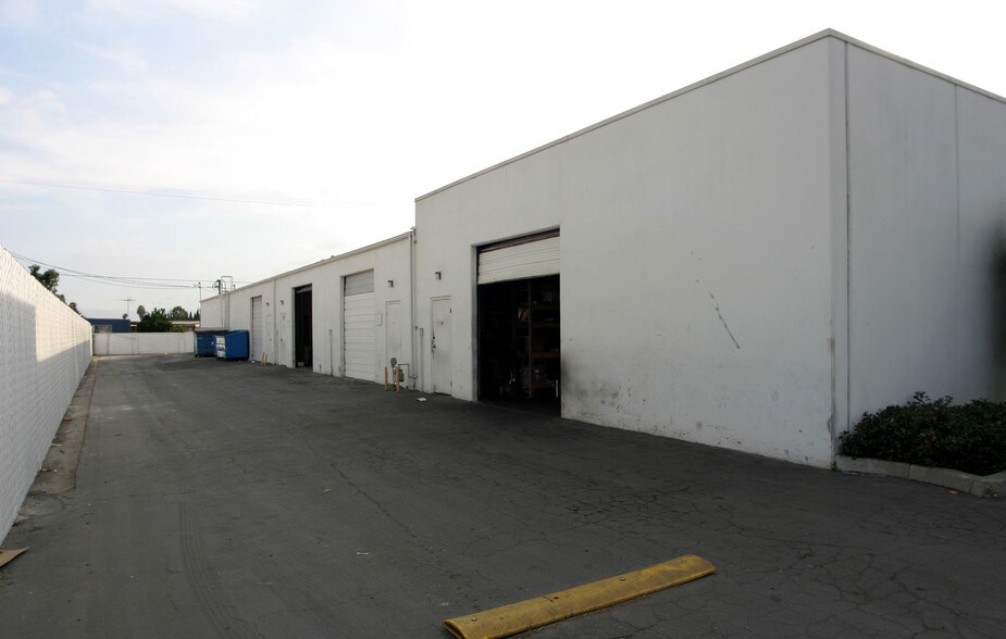 More Photos Of 2165 S DuPont Dr, Anaheim Warehouse For Lease