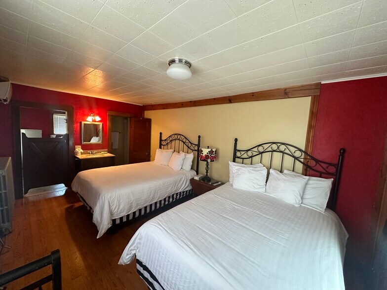 More Photos Of 901 E Washington St, Cuba Hotel For Sale