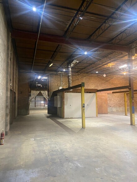 More Photos Of 801-805 N State St, Elgin Warehouse For Lease