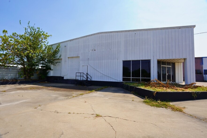 More Photos Of 8245 North Fwy, Houston Showroom For Sale