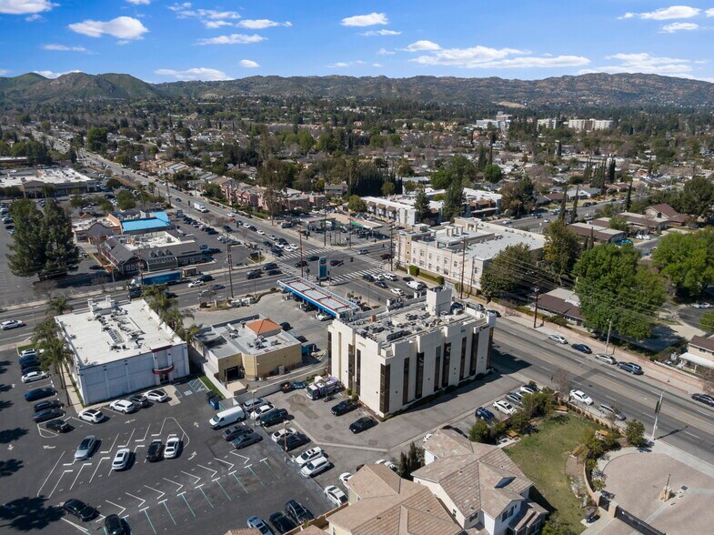 More Photos Of 22736 Vanowen St, Woodland Hills Office For Lease