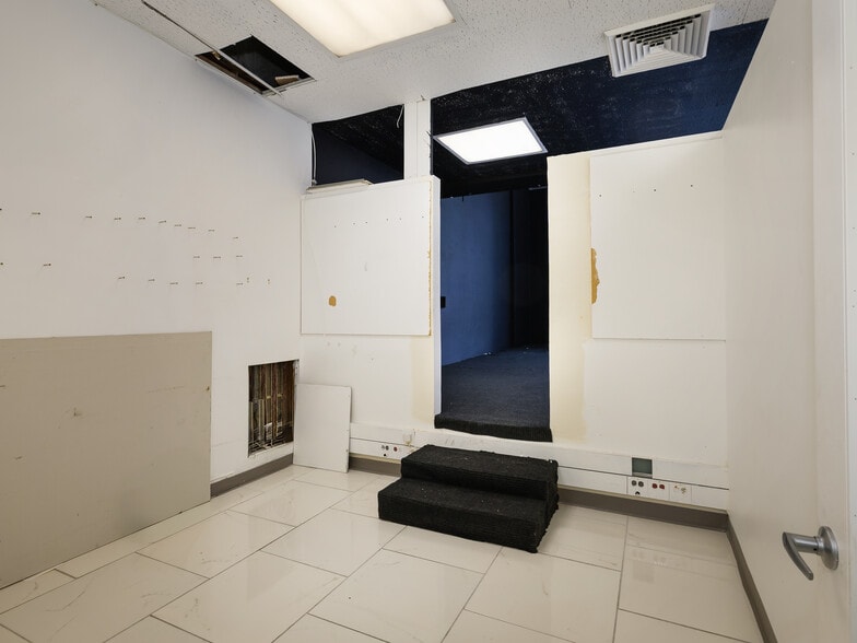 More Photos Of 320-330 E Manchester Blvd, Inglewood Bank For Lease