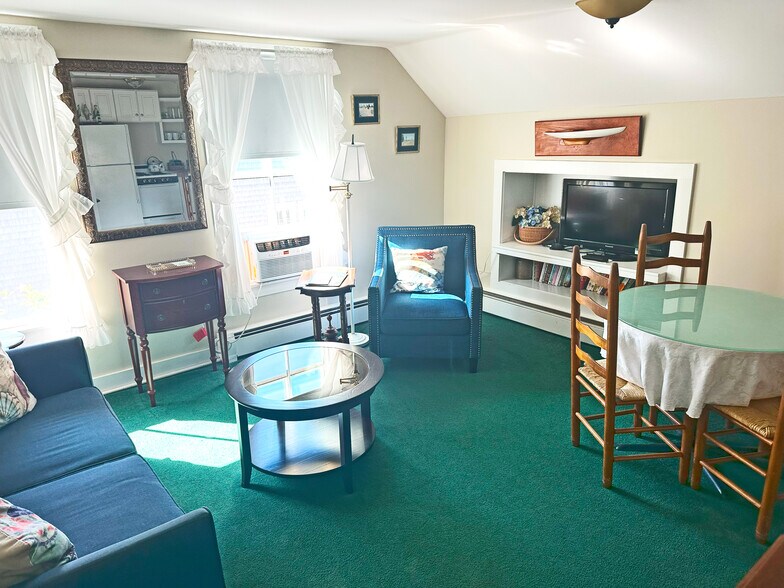 More Photos Of 25 Simpsons Ln, Edgartown Hotel For Sale