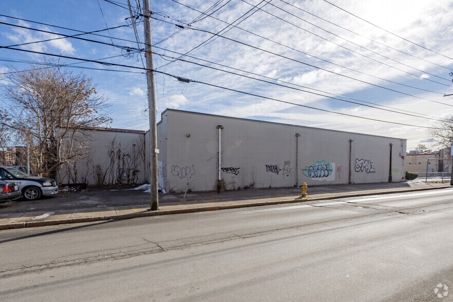 More Photos Of 575 Lonsdale Ave, Central Falls Warehouse For Lease
