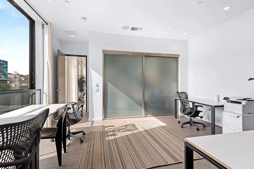 More Photos Of 540-542 Rose Ave, Venice Storefront Retail Residential For Sale