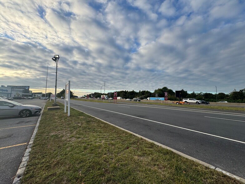 More Photos Of 219 S Service Rd, Plainview Warehouse For Lease