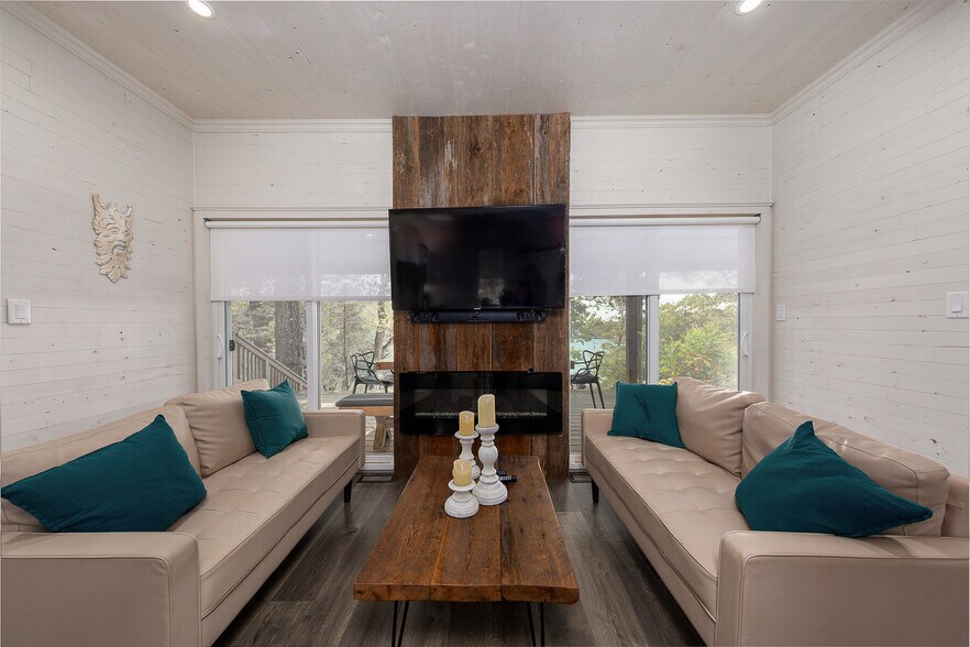 More Photos Of 345 Thousand Islands Pky, Leeds and The Thousand Islands Hotel For Sale