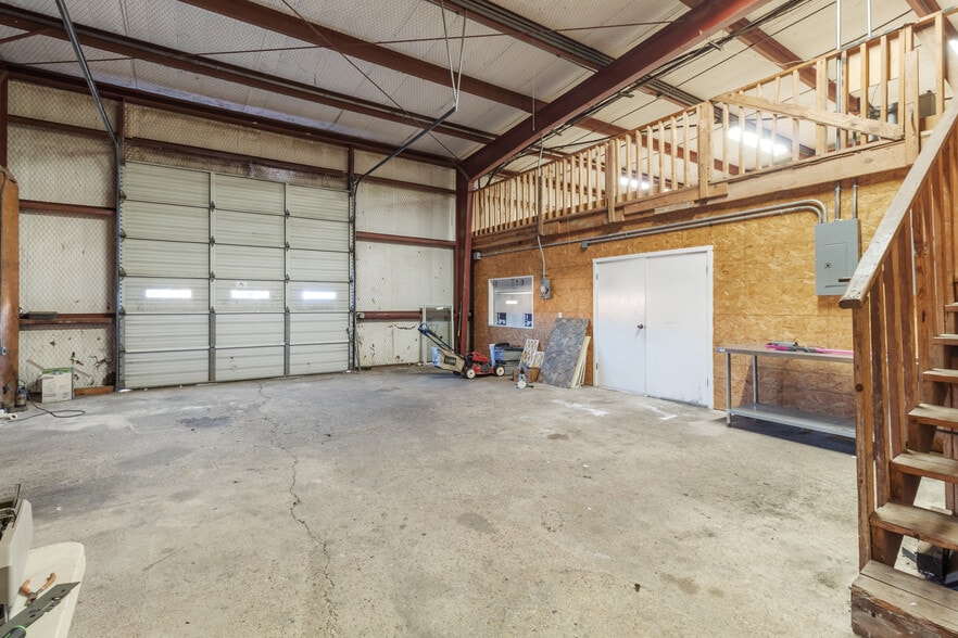 More Photos Of 1902 Pinon Dr, College Station Warehouse For Lease