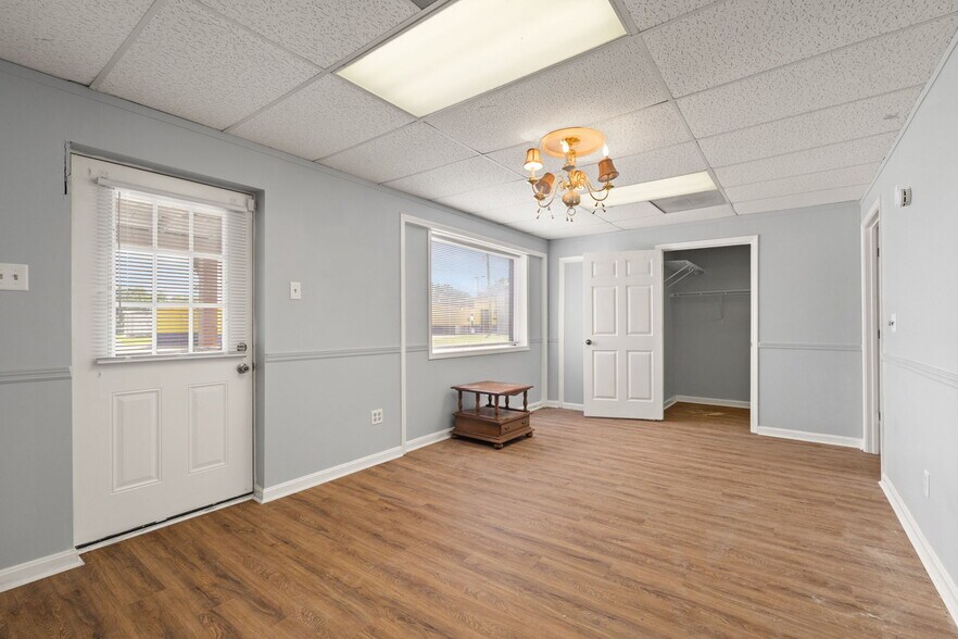 More Photos Of 756 Lakeshore Dr, Scottsburg Flex For Sale