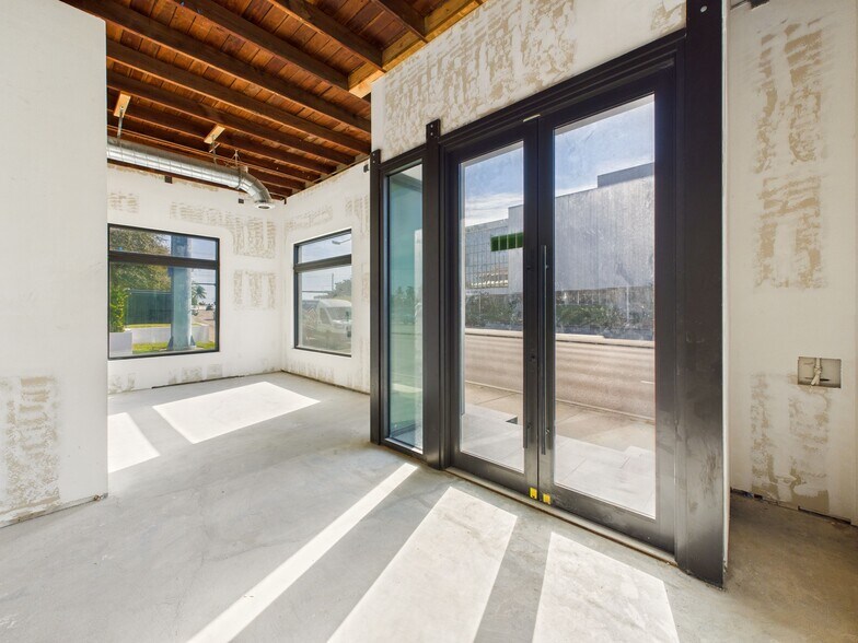 More Photos Of 1111 5th Ave S, Naples Freestanding For Sale