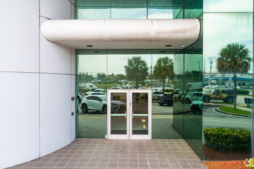 More Photos Of 2419 E Commercial Blvd, Fort Lauderdale Office For Lease