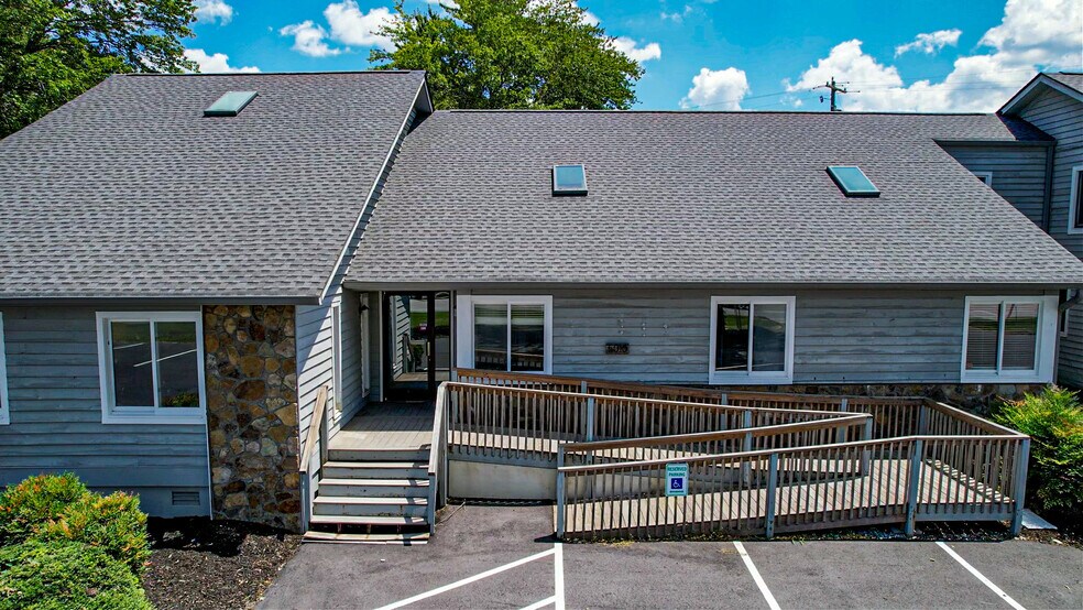 More Photos Of 5030 Hendersonville Rd, Fletcher Office For Sale