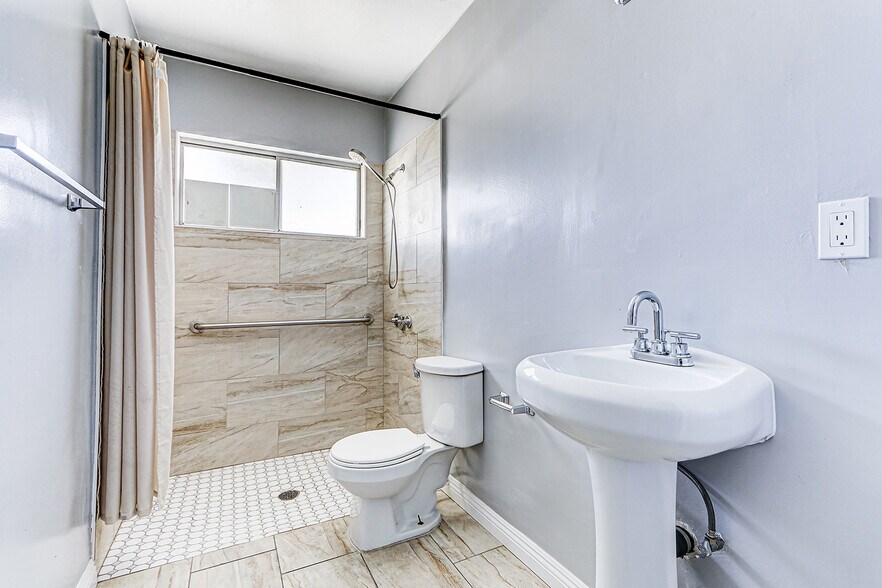 More Photos Of 2018 E La Palma Ave, Anaheim Apartments For Lease