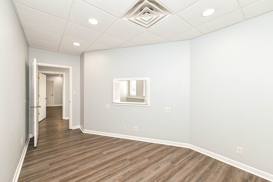 More Photos Of 3455 Shelby St, Indianapolis Office For Sale