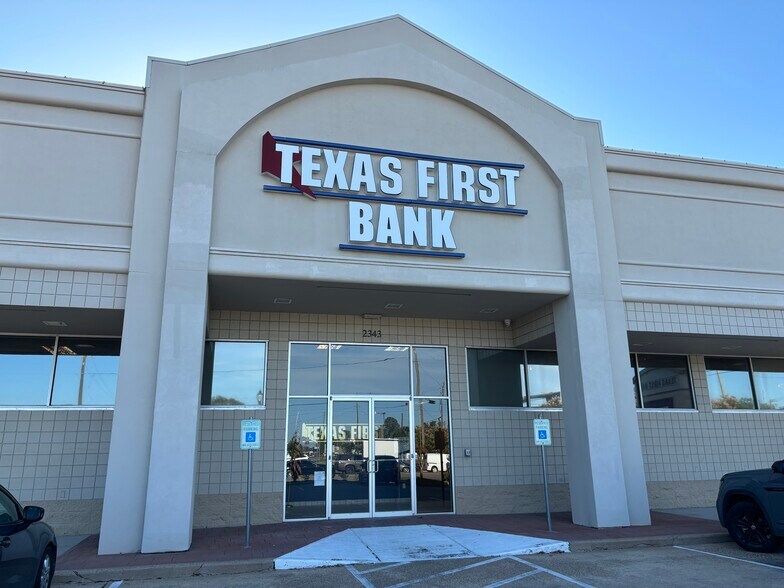 More Photos Of 2343 N Main St, Pearland Storefront Retail Office For Lease
