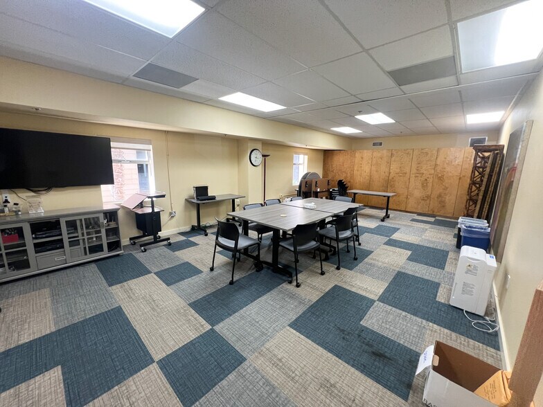 More Photos Of 433 E Canon Perdido St, Santa Barbara Office For Lease