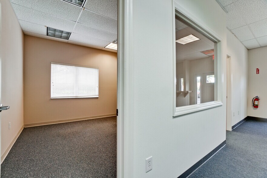 More Photos Of 2940-2946 University Pky, Sarasota Office For Lease