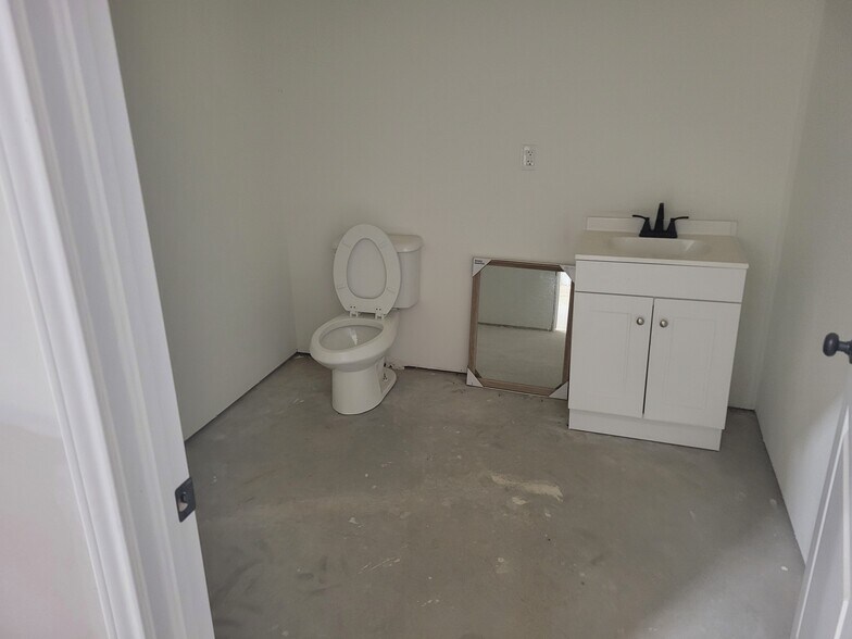 More Photos Of 302 Commercial Loop, Elgin Flex For Lease