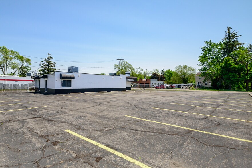 More Photos Of 573 E Huron River Dr, Belleville Freestanding For Sale