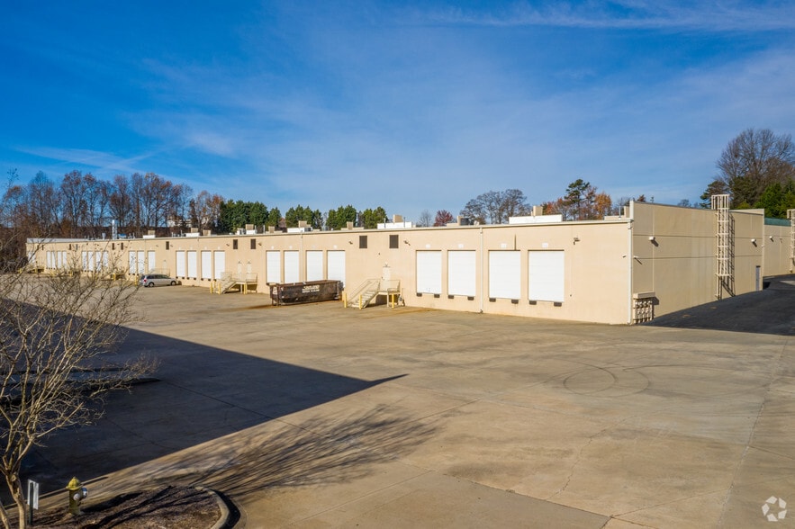 More Photos Of 652 Griffith Rd, Charlotte Light Distribution For Lease