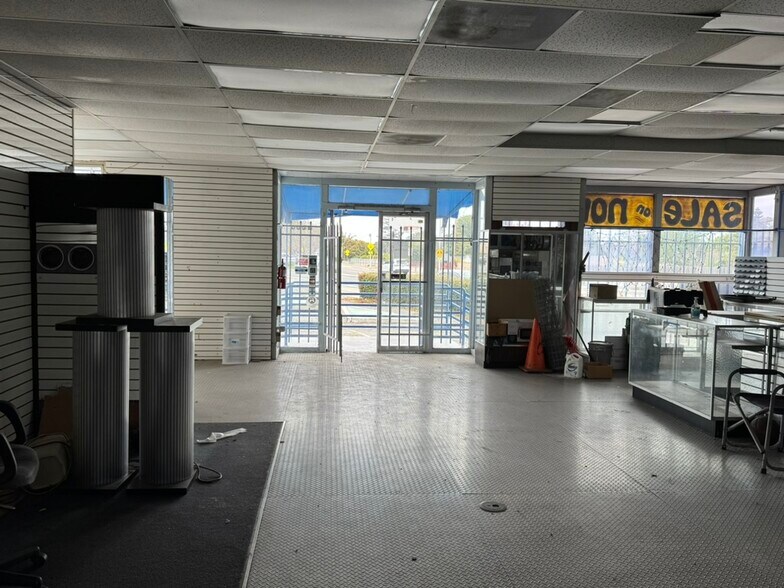 More Photos Of 2834 E Main St, Ventura General Retail For Sale