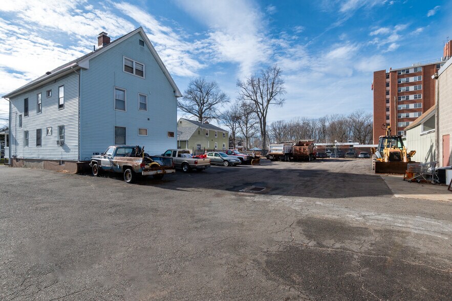More Photos Of 73-77 Connecticut Blvd, East Hartford Freestanding For Lease