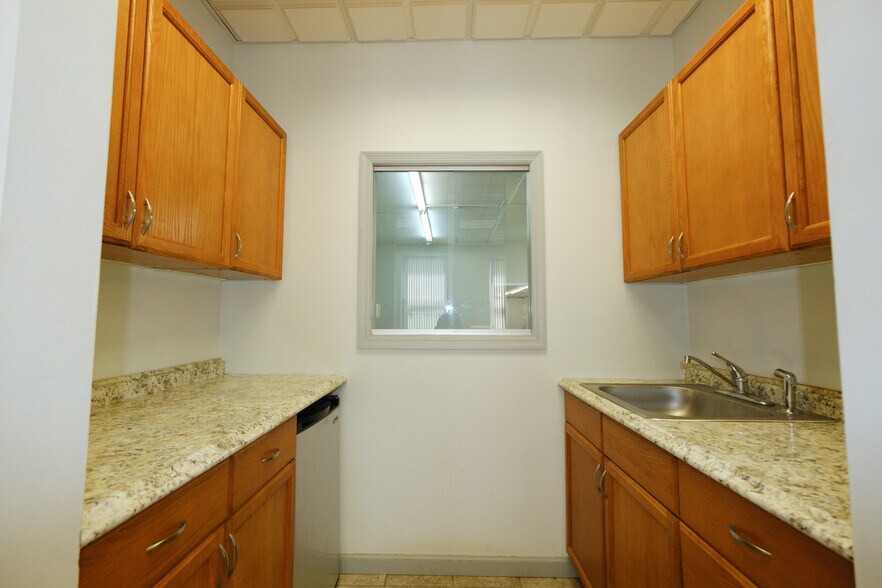 More Photos Of 30 W Price St, Linden Showroom For Lease