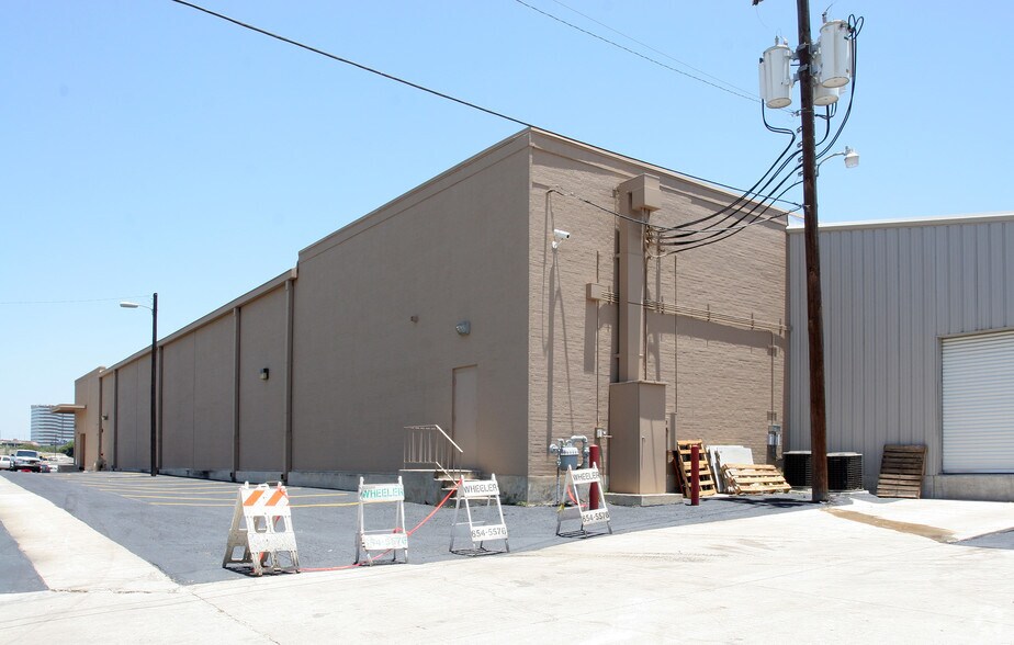 More Photos Of 7311-7327 San Pedro Ave, San Antonio Storefront For Lease