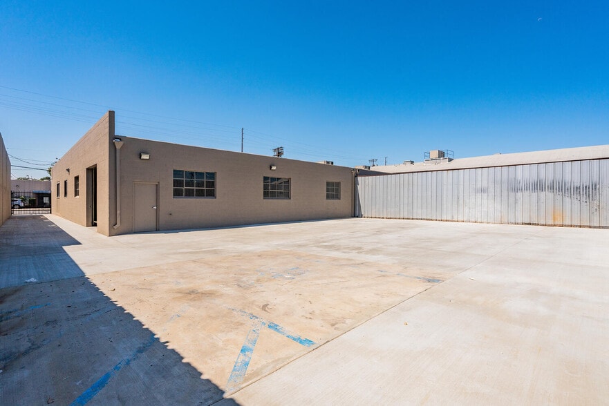 More Photos Of 13755-13761 Saticoy St, Panorama City Warehouse For Lease