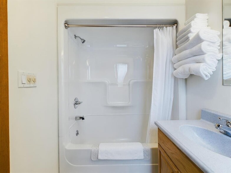 More Photos Of 234 E 1st St, Powell Hotel For Sale