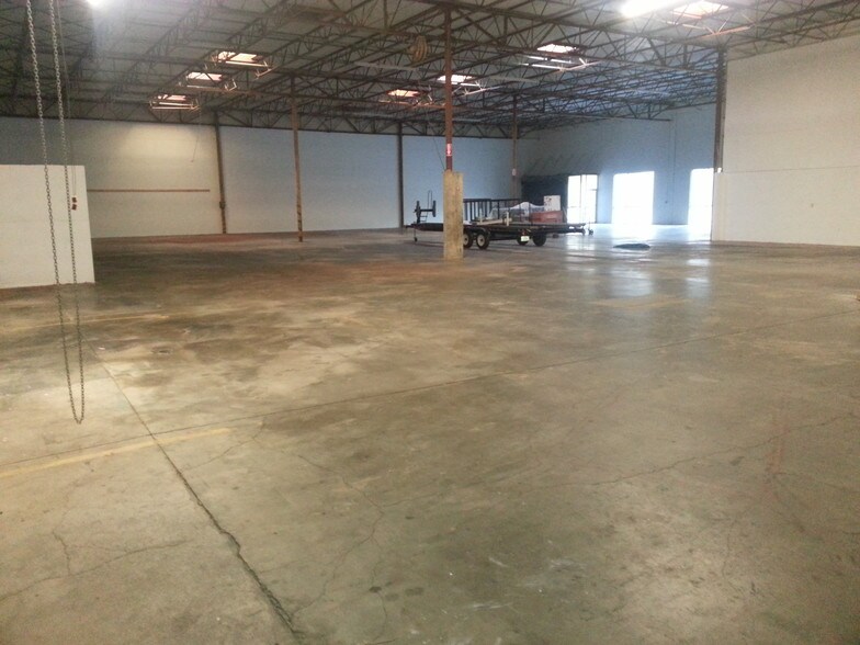 More Photos Of 13777 Bee St, Farmers Branch Warehouse For Lease