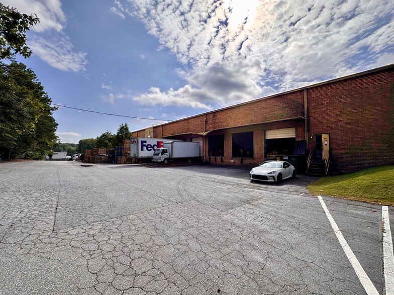 More Photos Of 3580-3588 Broad St, Chamblee Distribution For Sale