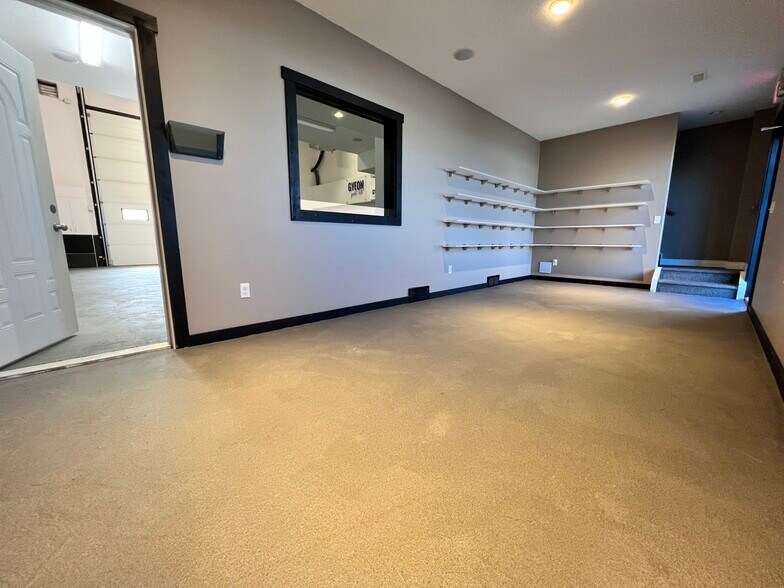 More Photos Of 130 Canal Gdns, Strathmore Warehouse For Sale