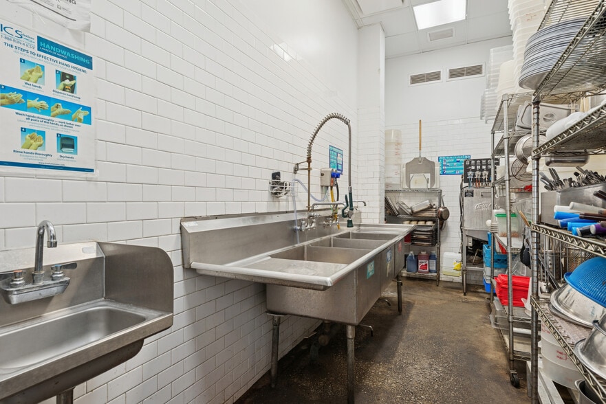 More Photos Of 2058 W Grand Ave, Chicago Loft Creative Space For Sale