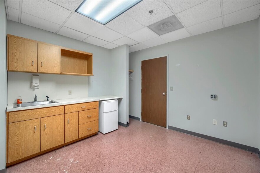 More Photos Of 15 Matthews St, Goshen Office For Sale