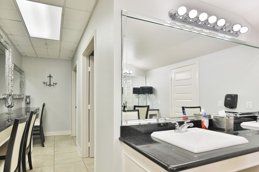 More Photos Of 15301 Gulf Fwy, Houston Freestanding For Sale