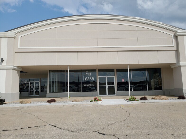 More Photos Of 2015 W Broadway St, Ardmore General Retail For Lease