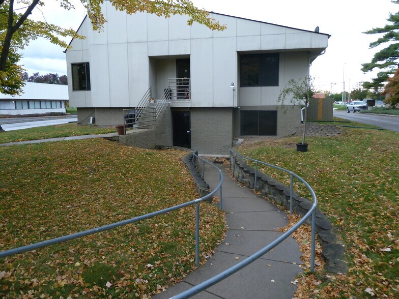 More Photos Of 24724 Lahser Rd, Southfield Office For Sale