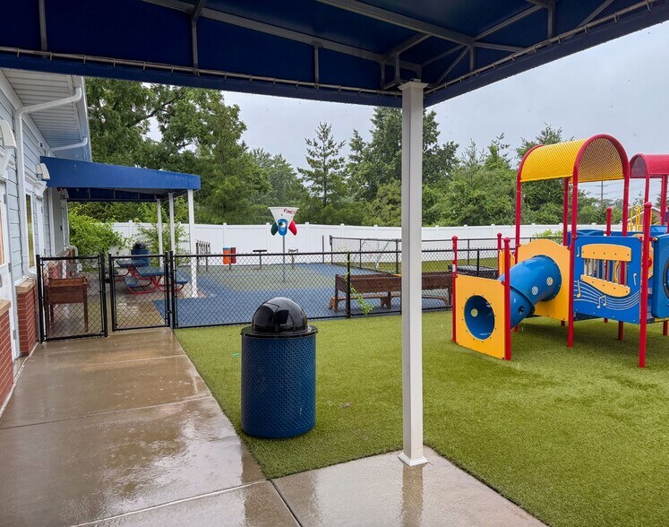 More Photos Of 16058 Manchester Rd, Ellisville General Retail For Lease