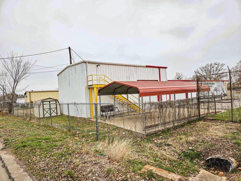 More Photos Of 5424 W Oak St, Palestine Showroom For Lease