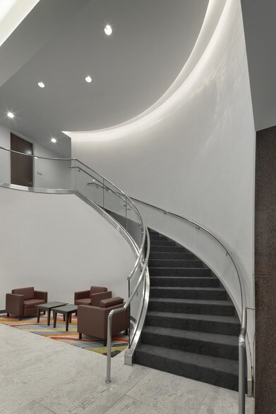 More Photos Of 2800 N Loop Fwy W, Houston Office For Lease