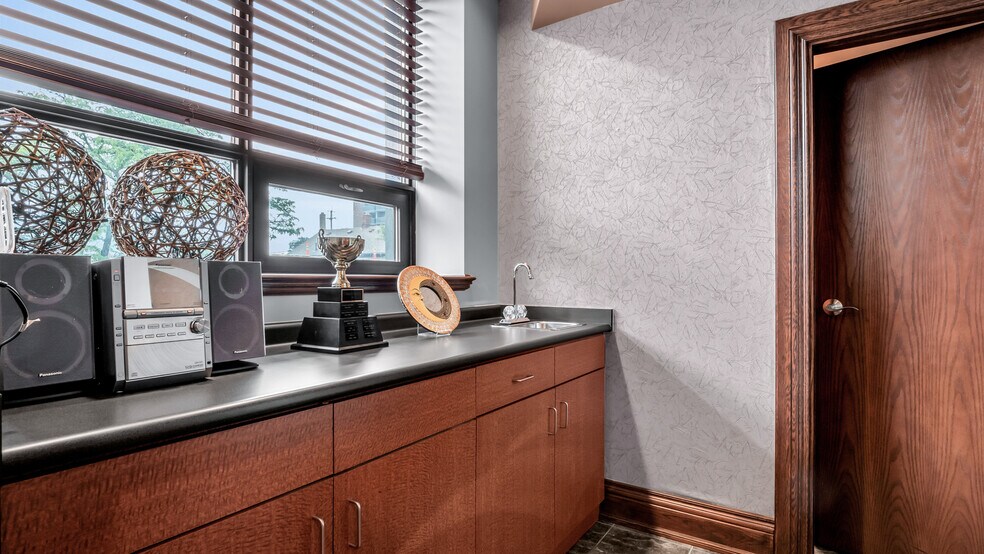 More Photos Of 484 Pelissier St, Windsor Office For Sale