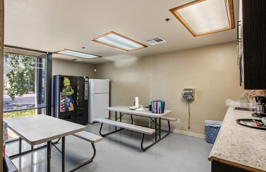 More Photos Of 23619 N 35th Dr, Glendale Warehouse For Lease