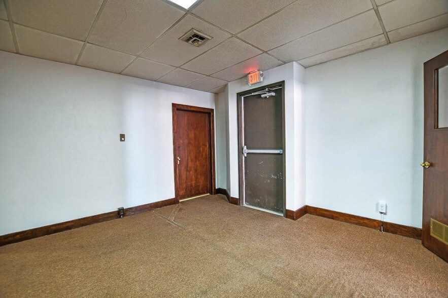 More Photos Of 1100 E South Grand Ave, Springfield Office For Sale