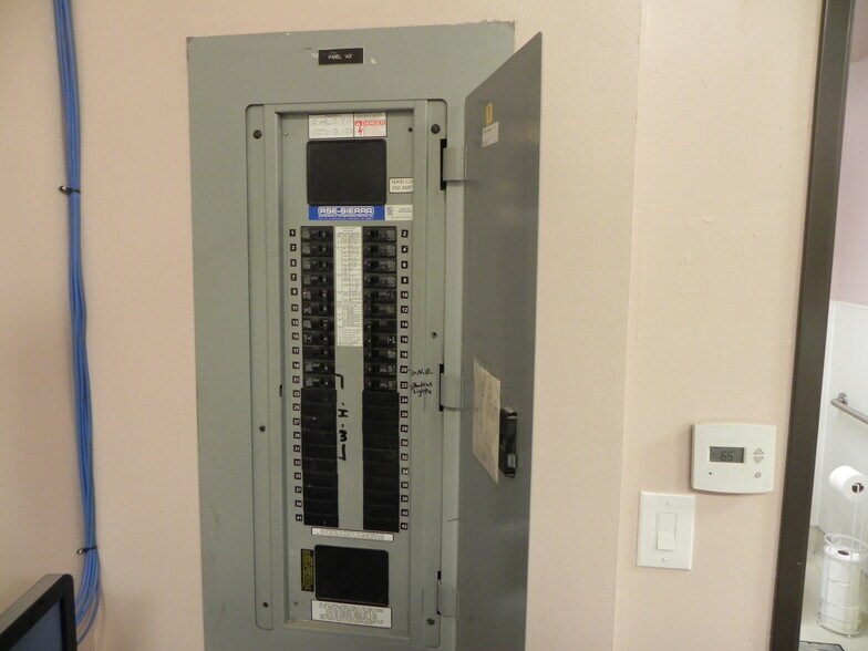 More Photos Of 2083 Orange Tree Ln, Redlands Freestanding For Lease