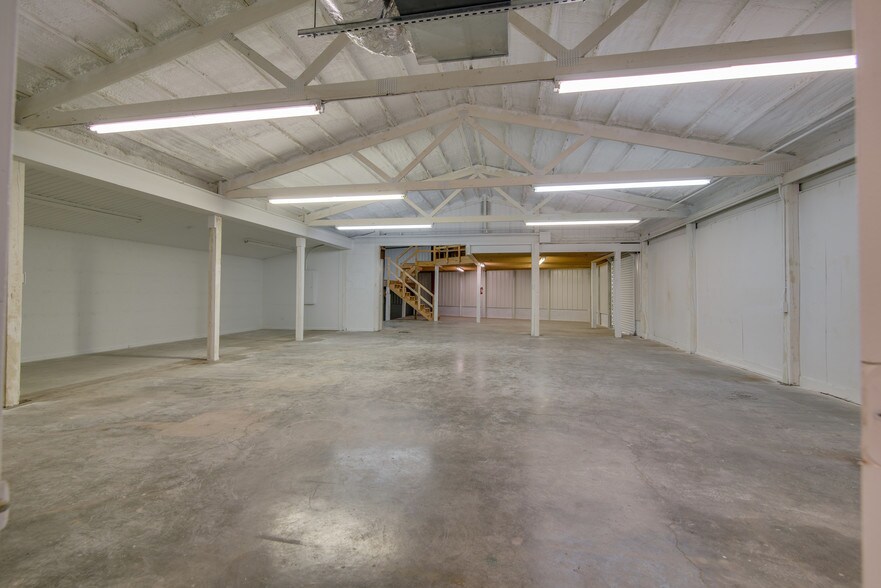 More Photos Of 100 Mooreland Dr, Springfield Warehouse For Lease