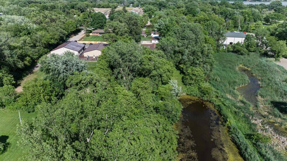 More Photos Of 4403 S Roberts Rd, Island Lake Veterinarian Kennel For Sale