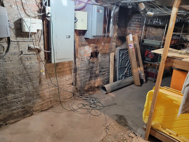 More Photos Of 90 E Jefferson St, Franklin Specialty For Lease