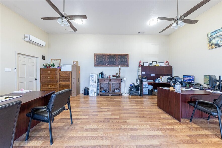 More Photos Of 1817 S Morgan St, Granbury Auto Dealership For Sale