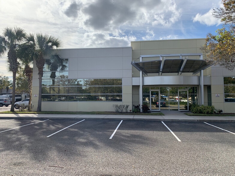 More Photos Of 8810 Commodity Cir, Orlando Showroom For Lease